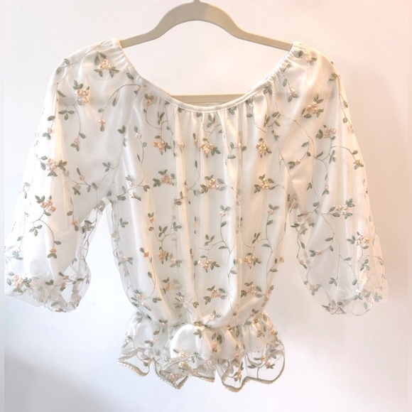 🌸 Delicate Floral Blouse 🌸 - Picture 1 of 3